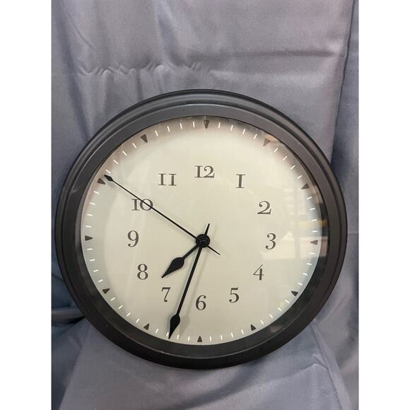 IKEA Vischan 21900 Belarus 12" Black Plastic Round Gray Quartz Analog Wall Clock - Picture 4 of 4